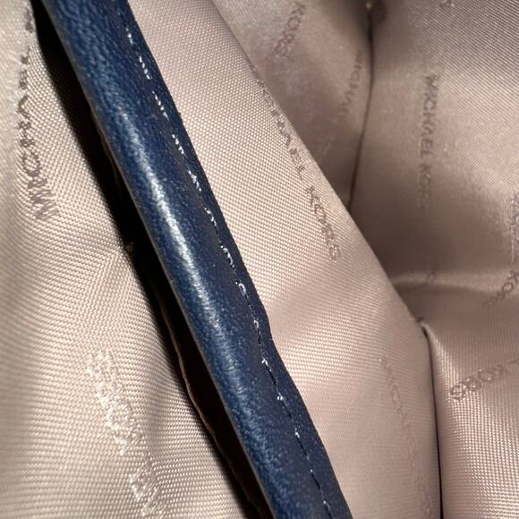 Michael Kors Bedford Signature Flat Crossbody Bag Vanilla NWOT Authentic w/ Dust - Picture 9 of 16